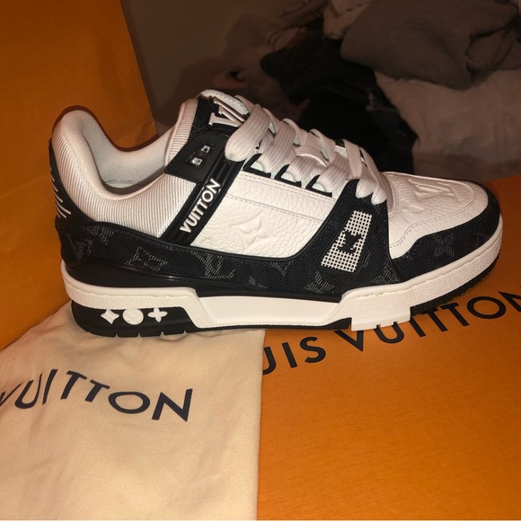 Lv sneakers size 6 1/2 for a man 8 1/2 for women - Picture 2 of 7